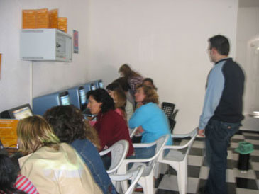 Monitor y participantes realizando actividad