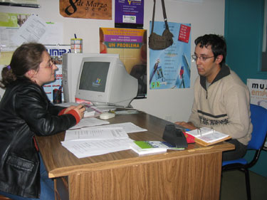 Monitora realizando entrevista a participante