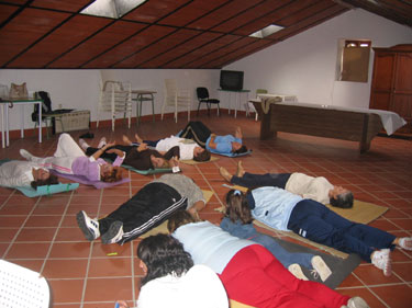 Participantes realizando actividad de relajacin