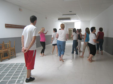 Asistentes al taller de risoterapia en Esparragosa de Lares