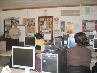 Alumnas del Taller de Bsqueda Activa de Empleo por Internet y responsable del Programa de Igualdad de Gnero Siberia I